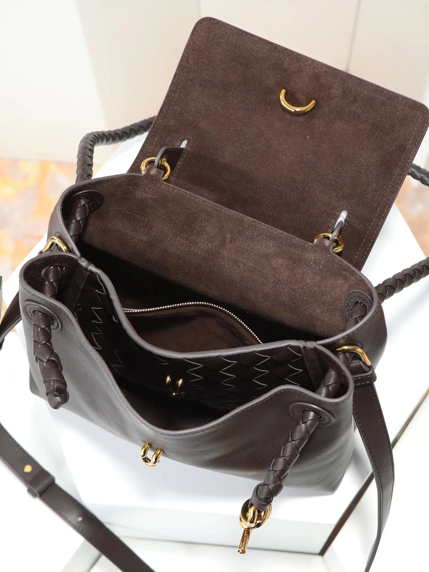 1150. Bottega Veneta's latest Ciao Ciao bag is a two-way flap handbag in silky cowhide, decorated with signature twist details, hidden hook closure, the flap can be fastened to the front, or connected to the INTRECCIATO woven internal pocket, with an adjustable and removable crossbody strap, an internal compartment, and a zippered pocket. The surprise flap has various shapes. Style 1 - Cover the bag surface, exposing the knot and knot decoration. Style 2 - Place the flap inside the bag. A buckle is also designed. Style 3 - The U-shaped position of the top handle in the hand bag. Style No.: 835835 Size: 26*19*10.5cm